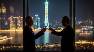 外國友人體驗賽龍舟蘇州河上的文化紐帶與激情碰撞:中外友好在龍舟上熱烈相聚。