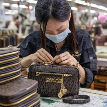 我領(lǐng)悟了:每月收入僅三千,卻奢侈購(gòu)入三萬(wàn)元包包的經(jīng)歷