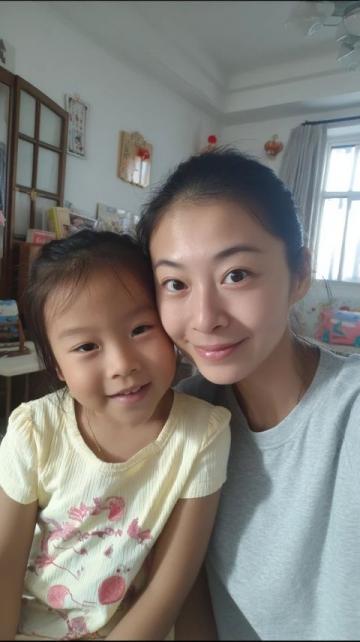 謝浩男媽媽許健華成功回歸，帶小女兒上學(xué),還展示廚房神器