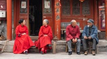 萬萬沒想到!5名俄羅斯人到河南開封體驗中國文化,逛了鐵塔公園又去看豫劇,誰料