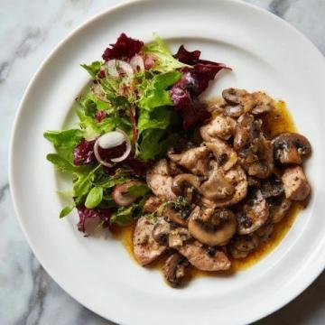 松蘑炒肉VS小白蘑菇炒肉:探尋北方家味中的菌香魅力