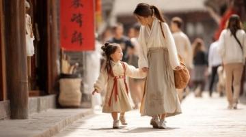 端午假期剛過，一則驚險新聞刷屏網(wǎng)絡，網(wǎng)友們?yōu)樾∨⒌呐R場判斷力點贊……
