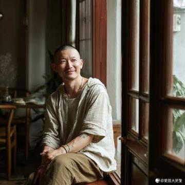 流浪漢撿錢上交警局暖心感動中國