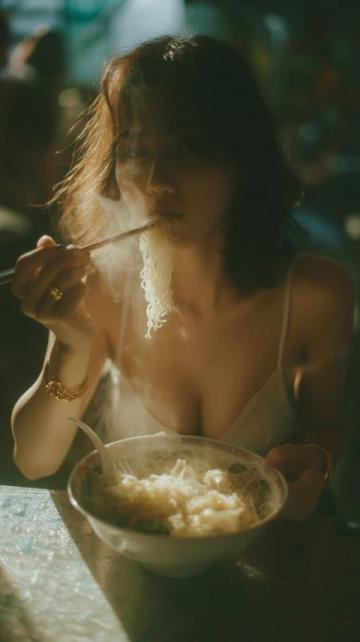 女孩路邊吃炒飯遇到流浪漢,她的反應(yīng)溫暖人心
