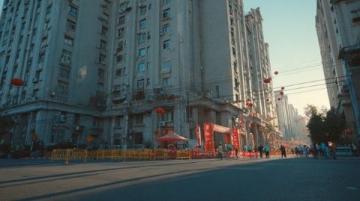 六元錢的童年狂歡校門口的路邊攤,是城市最溫暖的煙火