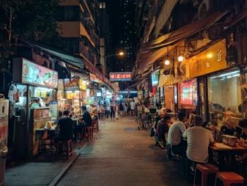 長春桂林胡同美食街夜色中熱鬧非凡