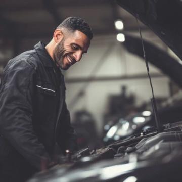 以下是一份詳盡的汽車保養知識大全,包含日常維護、定期保養、關鍵部件檢查以及延長汽