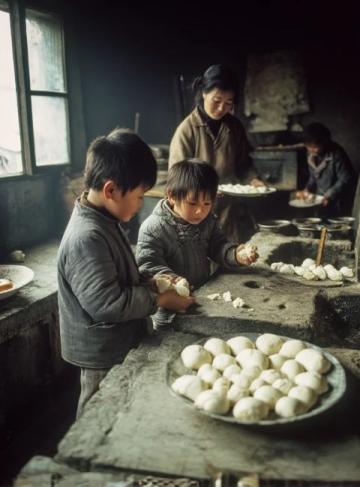 劉強東媽媽又到宿遷京東食堂包餃子，給員工遞餐盤，就是不閑著