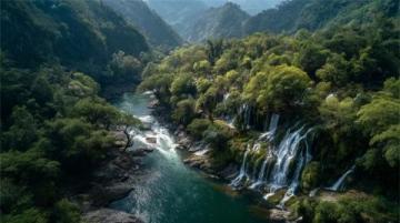 探訪千年古鎮(zhèn)芙蓉鎮(zhèn):瀑布環(huán)繞的文化秘境深度游指南