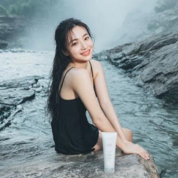 陸毅帶全家游都江堰女兒丹頂鶴長(zhǎng)腿吸睛網(wǎng)友盼添帥兒
