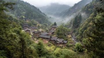 藏在群山中的絕美小城,媲美云南洱海的仙境之地