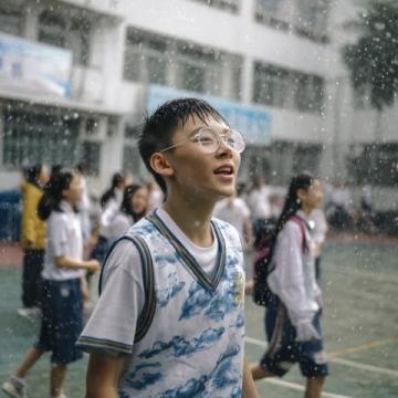 一騎紅塵!貴州貴陽,高考考場外,一個男生忘帶準考證,急的團團轉