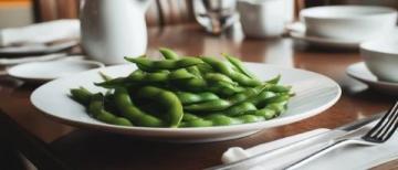 夏日家庭晚餐：清爽素炒豆角與韭菜炒雞蛋