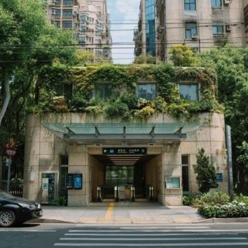 重慶謝家灣站,最像香港的街區(qū),看起來好大氣上檔次呦。城市感滿滿的。網(wǎng)友戲稱重慶