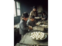 劉強東媽媽又到宿遷京東食堂包餃子，給員工遞餐盤，就是不閑著