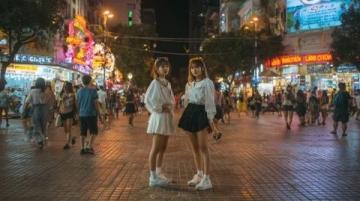 夜晚的汕頭：華僑公園海濱長廊燈火璀璨，人流不息