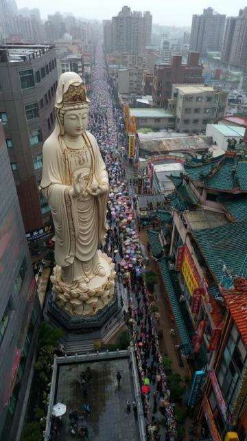 千里歸鄉路:金華兒子春節遇堵,父母深夜守候盼團圓