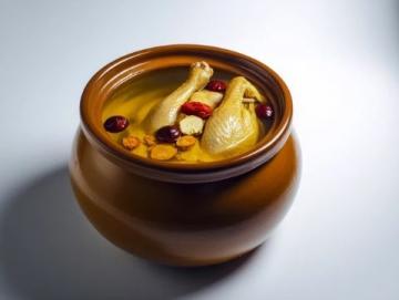 四季適用：營養(yǎng)豐富玉米排骨湯的家常制作方法與升級版變體