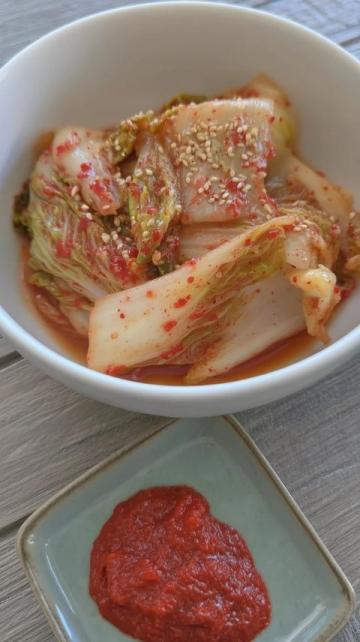 又到了腌酸菜和吃腌酸肉炒筍的的季節(jié)，跟著童年記憶尋找摸索媽媽和外婆的味道