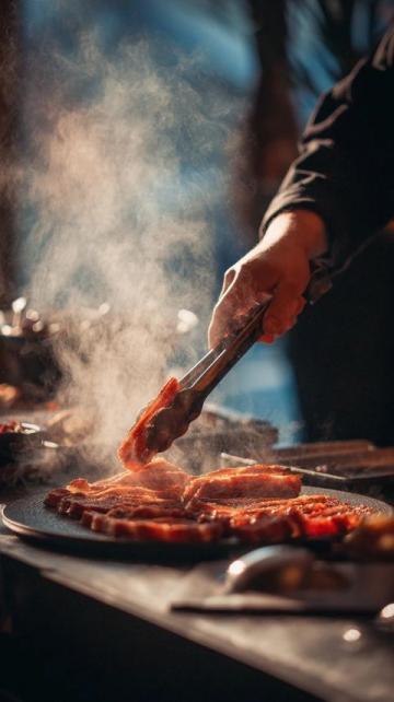 探秘新密美食夜市：文昌大公雞與炭火羊排的魅力