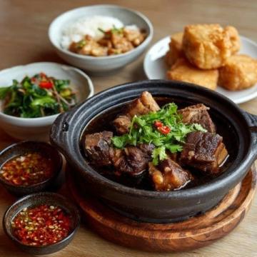 佛山人氣餐廳“豬頭丙”:年銷3萬+燒排骨,國慶必打卡美食地標(biāo)!