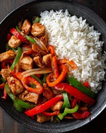 青椒肉絲，這道經典的中式家常菜，以其色澤鮮艷、口感豐富而受到眾多食客的喜愛