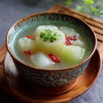 又到了腌酸菜和吃腌酸肉炒筍的的季節(jié)，跟著童年記憶尋找摸索媽媽和外婆的味道