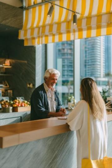 體驗微頭條團購新開業(yè)西餐廳：獨特沖浪元素下的美食之旅