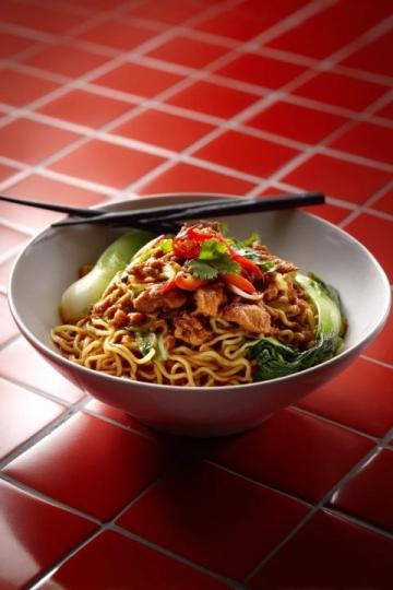 青椒肉絲，這道經典的中式家常菜，以其色澤鮮艷、口感豐富而受到眾多食客的喜愛