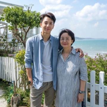 秦孟祿夫婦回高密賞梨花,共游春日美景故鄉(xiāng)情深