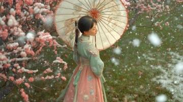 秦孟祿夫婦回高密賞梨花,共游春日美景故鄉(xiāng)情深