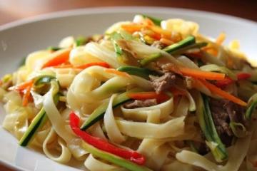 丫丫中午福利！家常蔥豬咖喱烏冬面食譜大公開！