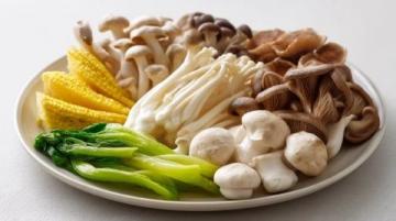 夏季美味佳肴：蒜香爆炒金針菇花甲螺