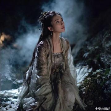 鮑蕾母女三人古裝寫真顏值爆表，貝兒簡直是陸毅翻版！網友們都在討論這對母女的五官和身材。