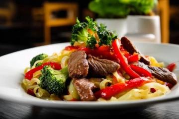 一周不重樣的工作日午餐推薦：牛肉炒青椒配酸爽蝦滑