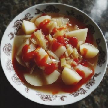 **富順豆花**是四川省自貢市富順縣的傳統(tǒng)名小吃，以其**嫩滑口感、獨(dú)特蘸水**
