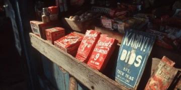 這是1945年11月份的一組珍貴老照片,拍攝于重慶路邊的一家小吃店