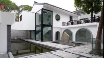 金寨蔚藍海岸度假山莊在安徽省六安市金寨縣油坊店鄉龔沖村,有一處度假勝地——