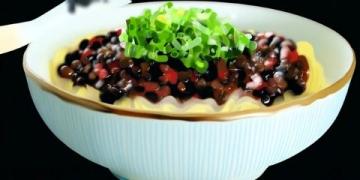 云南傳統名小吃：承載歷史與鄉愁的豆燜飯