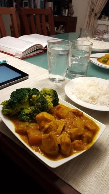 今天下午準(zhǔn)備晚餐兩道菜后的意外分享:美味咖喱牛肉做法詳解