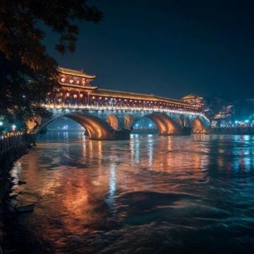 云南旅游攻略云南是中國旅游資源最豐富的省份之一,融合了雪山峽谷、高原湖泊