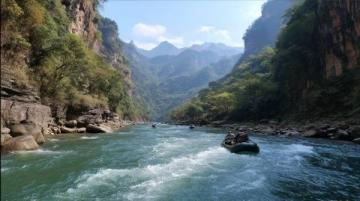 小東江，宛如一幅流動的畫卷，鑲嵌在湘南山脈之間,江水清澈見底，兩岸青山如黛