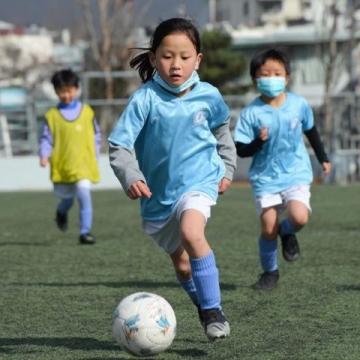 2025年江蘇省城市足球聯賽第五輪綜述:南京強勢領跑,常州球迷雨中堅守,精彩賽事前瞻與文化交融