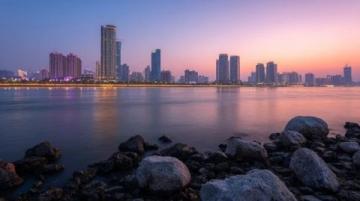 青島是中國海濱重要城市的教育中心 青島市擁有多所高校包括綜合性大學和重點高校等，各個高校都具有不同的特點和優勢。