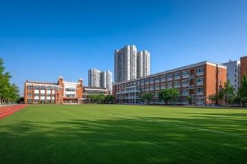 真光初中部:底蘊深厚、成績堅實、資源豐富、活動繁多,是荔灣區乃至廣州市公辦初中的頂流選項之一。