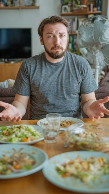 你家來客人是出去吃還是自己做我家里來客人了,一般是出去吃
