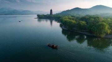 黎明六點,微光悄然灑落順峰山公園的青云湖畔,湖水仿若被喚醒的精靈,泛起粼粼波光