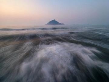 榮成海邊拍照爭議：禁令引發熱議，平衡旅游管理與公眾權利成焦點