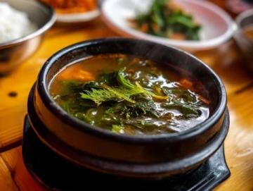 西峰下莊羊肉那可是一絕,清晨羊肉館子就開始忙碌,大鐵鍋里羊肉湯翻滾