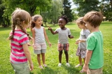幼兒園中班安全教育教案:玩安全游戲